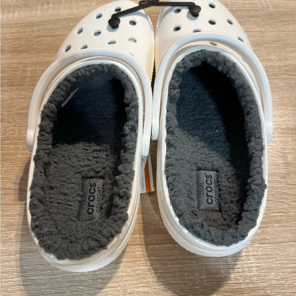 M10/W11 Crocs White Fleece-Lined Slip-On Clog